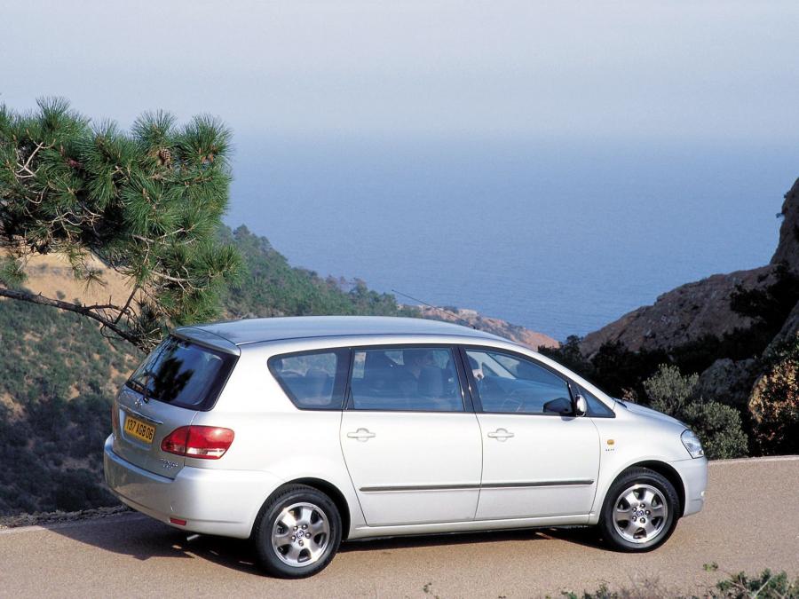 Toyota Avensis Verso 2001 года  (фото 2 из 18)